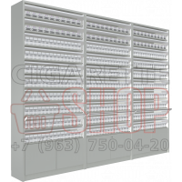 Тандем тройной для табачных изделий с десятью уровнями полок с синхронными створками и тумбой в открытом состоянии